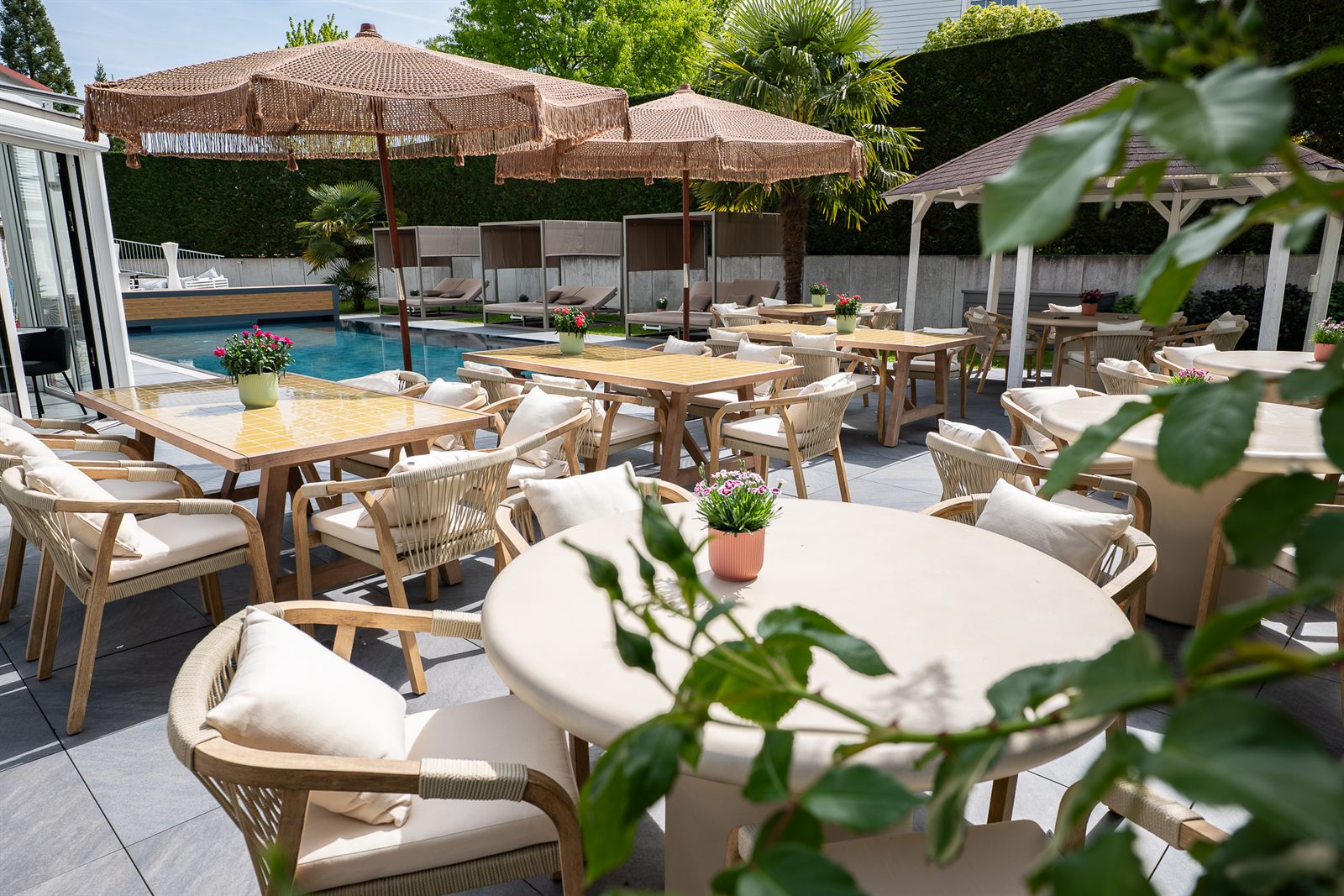 Entspannte Terrasse mit Blick auf den Pool im taste
