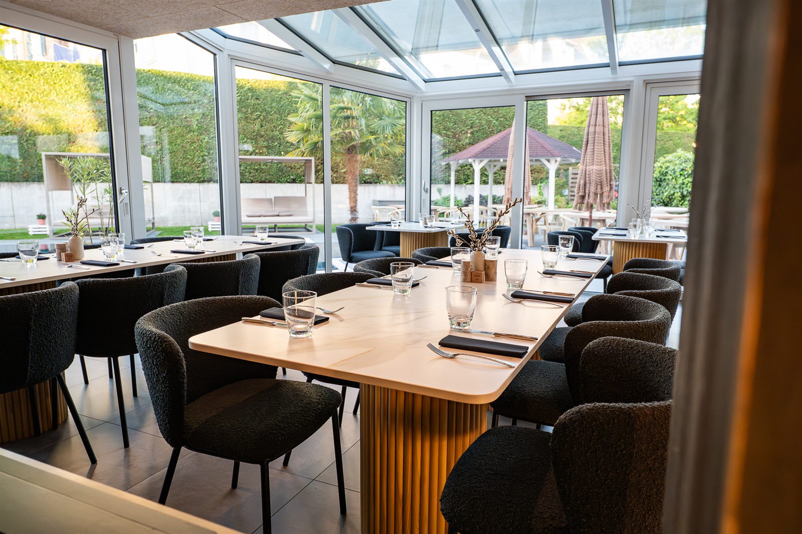 Warmes, modernes Restaurant-Interieur des taste in Rust