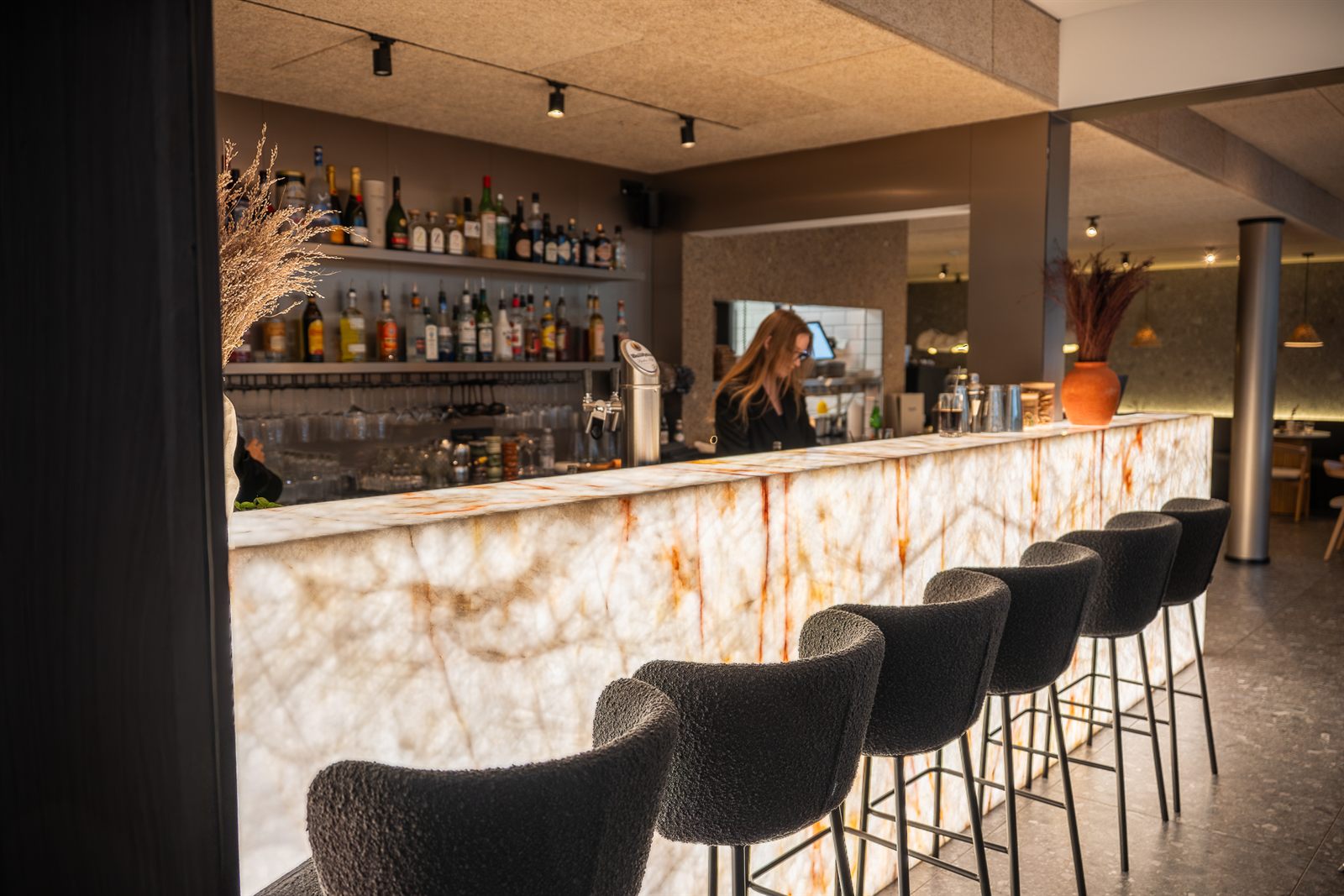 Warmes, modernes Interieur des taste in Rust